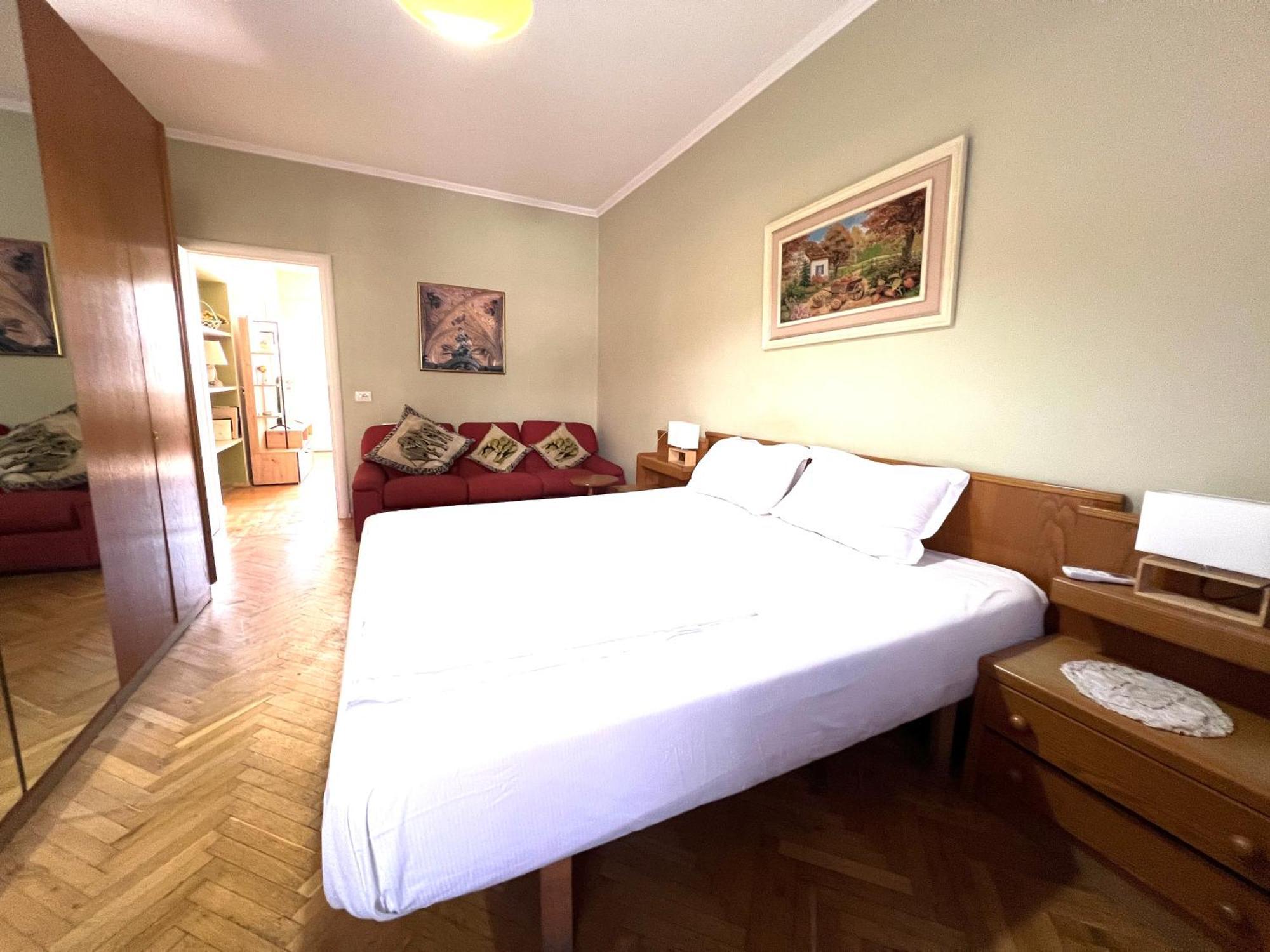 Vintage Apartment In Center Tirana Eksteriør billede