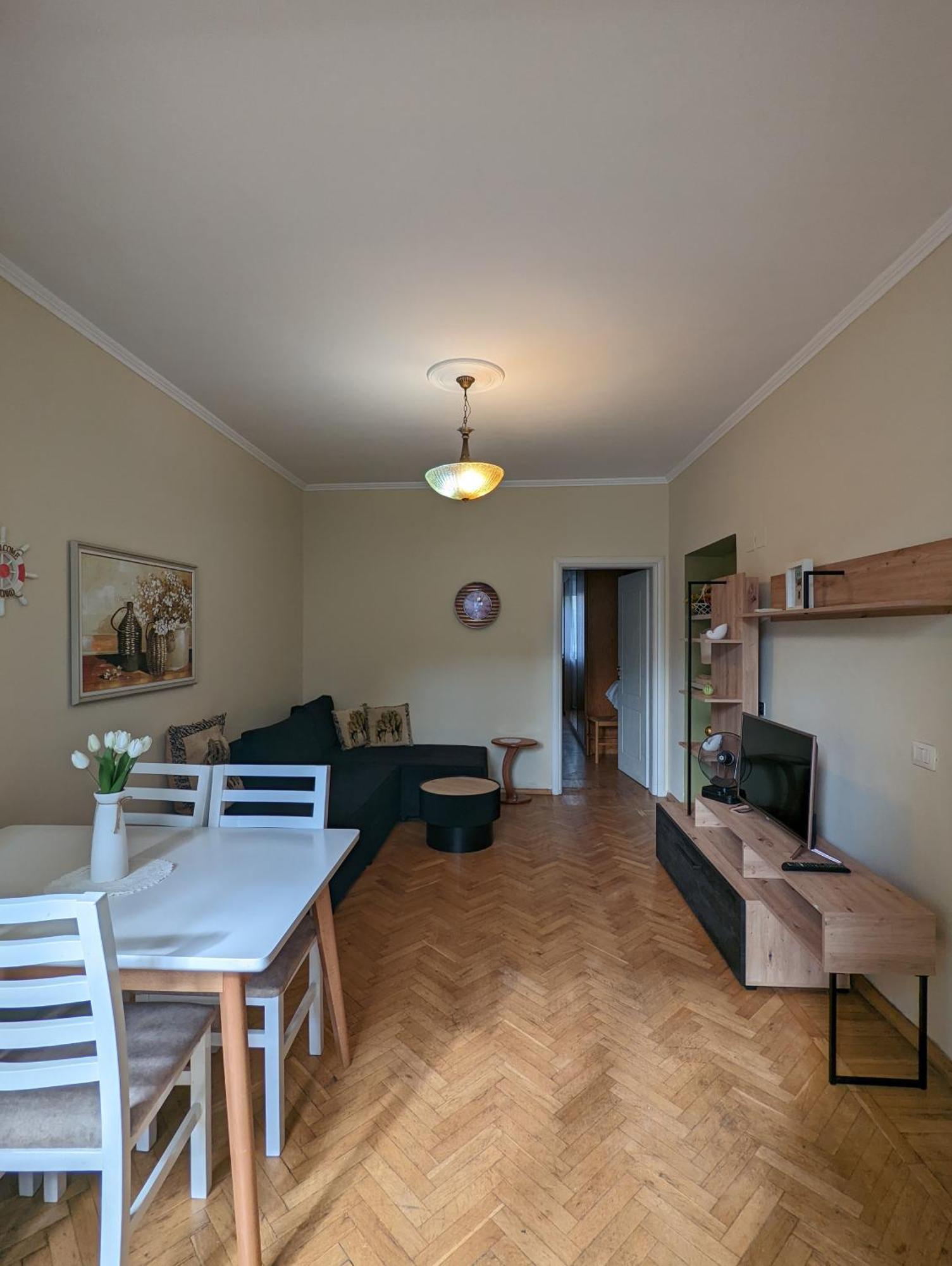 Vintage Apartment In Center Tirana Eksteriør billede